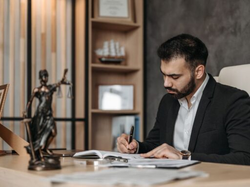 abogado comercial,abogado comercial que hace,abogado mercantil,abogado mercantil funciones,abogado corporativo,abogado corporativo funciones,abogado,abogado civil,abogado civil a que se dedica