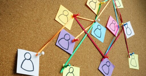 Red de contactos con pines y cuerdas en corcho