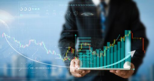 Hombre mostrando gráficos de crecimiento en tableta digital