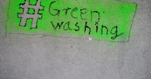 Grafiti '#Greenwashing' en pared con resalte verde