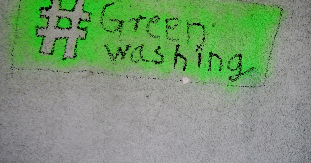 Grafiti '#Greenwashing' en pared con resalte verde