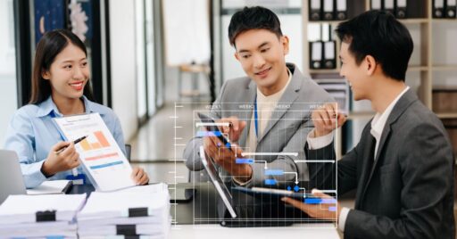 Profesionales analizando datos financieros en oficina moderna