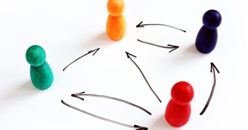 Figuras de colores con flechas direccional