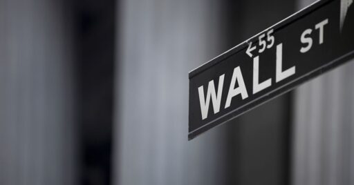 Letrero de Wall Street en primer plano, desenfocado al fondo