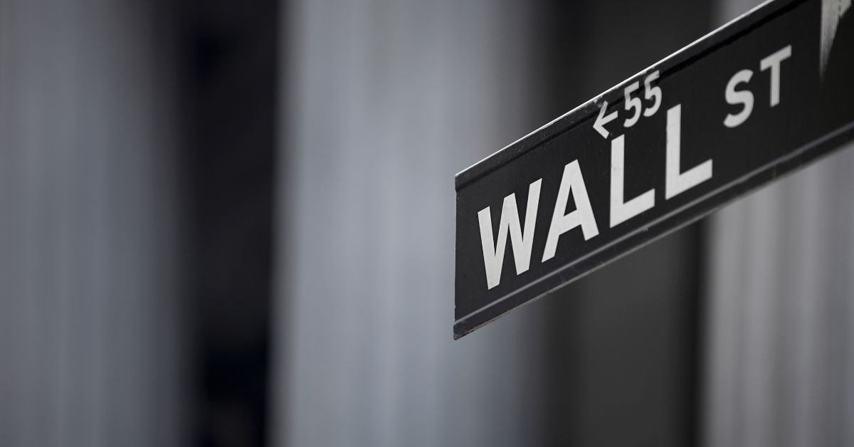 Letrero de Wall Street en primer plano, desenfocado al fondo