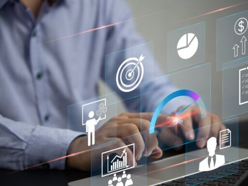 Hombre trabajando con gráficos digitales interactivos