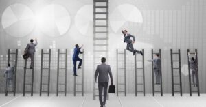Empresarios escalando escaleras hacia el éxito