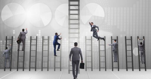 Empresarios escalando escaleras hacia el éxito