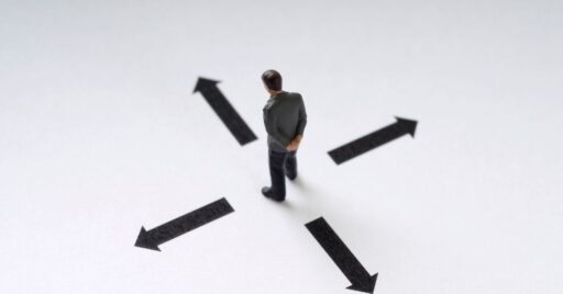 Hombre indeciso entre múltiples direcciones en blanco