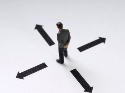 Hombre indeciso entre múltiples direcciones en blanco