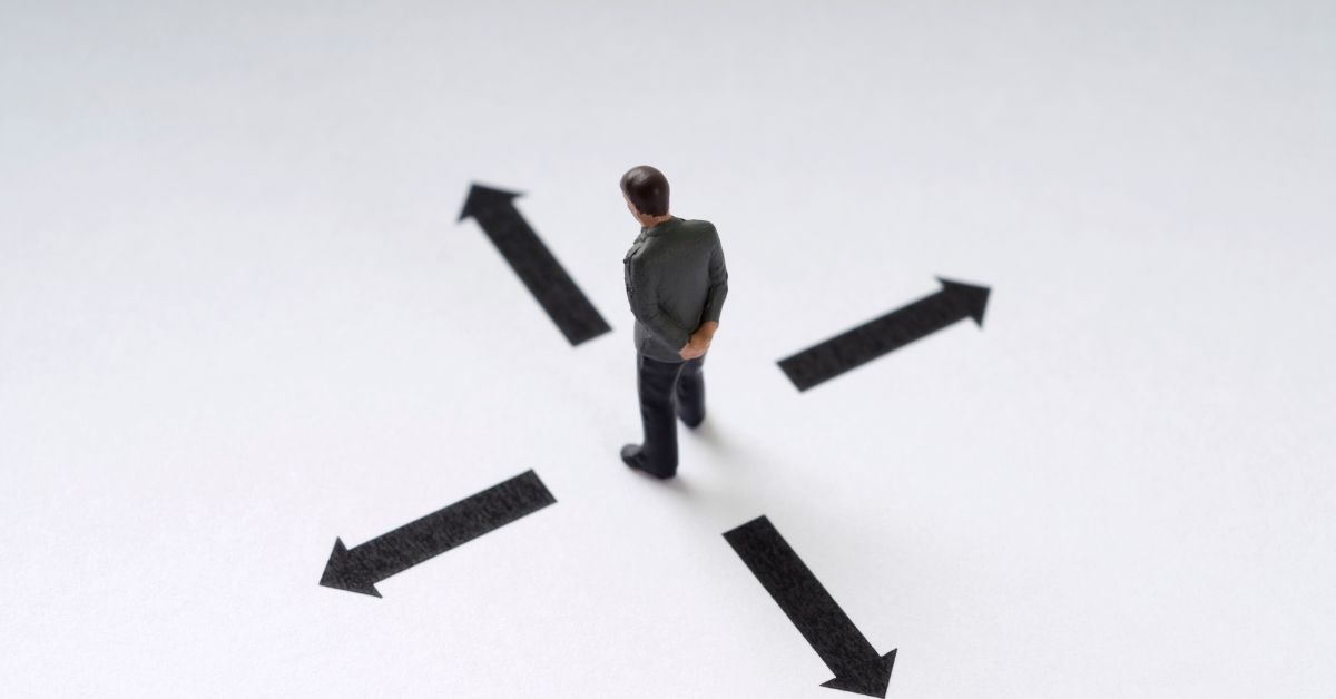 Hombre indeciso entre múltiples direcciones en blanco