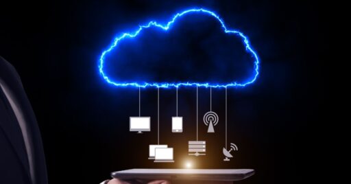 Nube digital iluminada conectando dispositivos tecnológicos