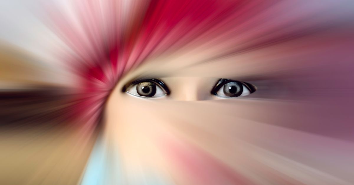 Ojos sobresaliendo de fondo abstracto colorido difuminado.