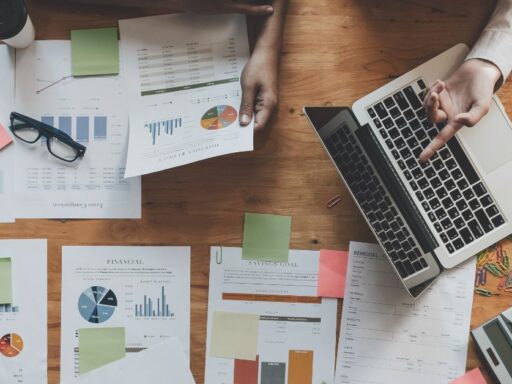 Personas trabajando en análisis financiero y gráficas