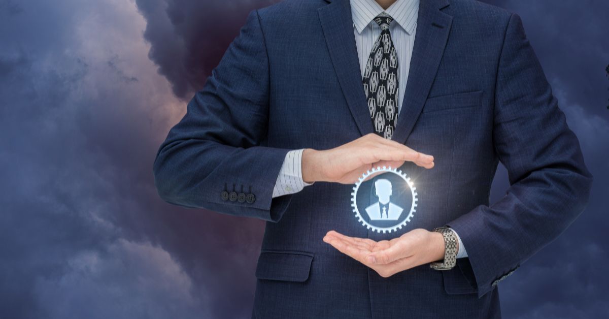 Empresario sostiene ícono de perfil profesional