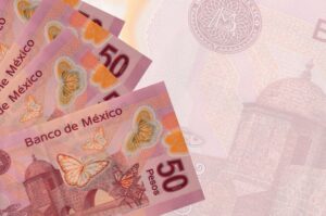 Billetes de 50 pesos mexicanos con mariposas impresas