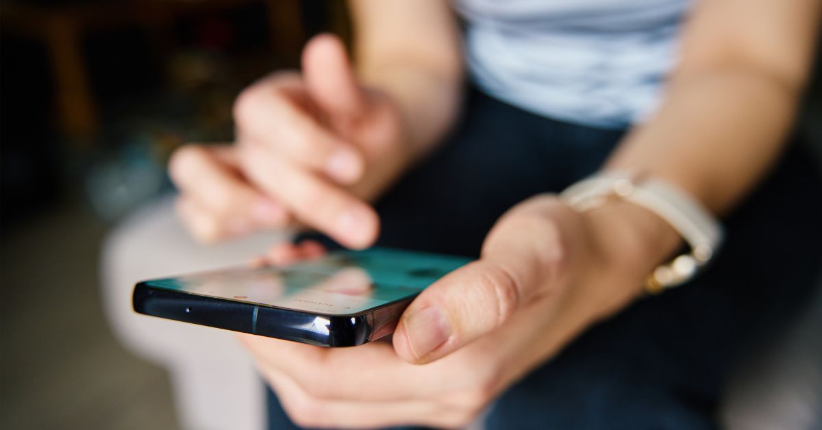 Persona utilizando smartphone en primer plano