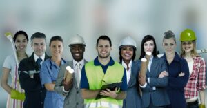 Diversos profesionales sonriendo con equipo de trabajo