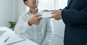 Hombres intercambiando documentos en oficina