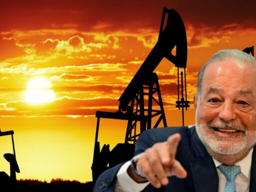 Hombre sonriente con bombas de petróleo al atardecer