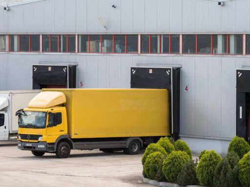 Camiones de reparto estacionados en almacén industrial