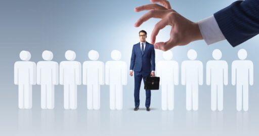 Mano seleccionando ejecutivo entre siluetas blancas