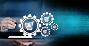 Mano gestionando compras online en interfaz digital