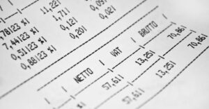 Detalle de factura impresa con números financieros