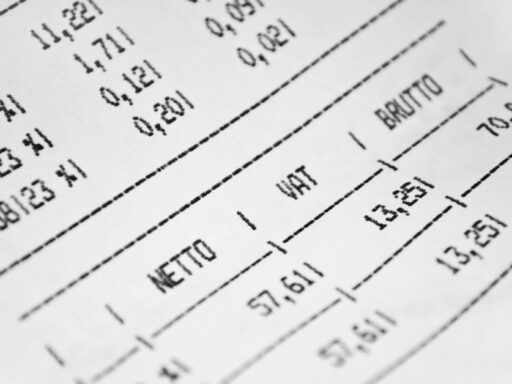 Detalle de factura impresa con números financieros