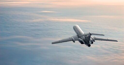 Avión volando sobre nubes al atardecer