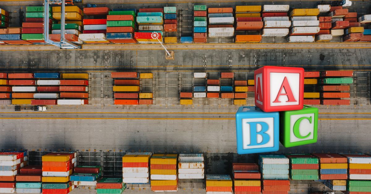 Contenedores de carga y bloques ABC desde arriba