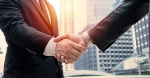 Empresarios sellando un acuerdo con un apretón de manos