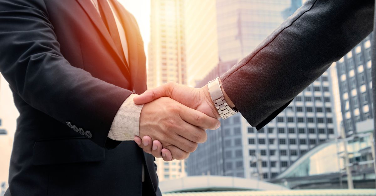 Empresarios sellando un acuerdo con un apretón de manos