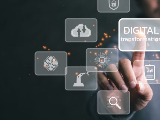 Persona interactuando con íconos de transformación digital