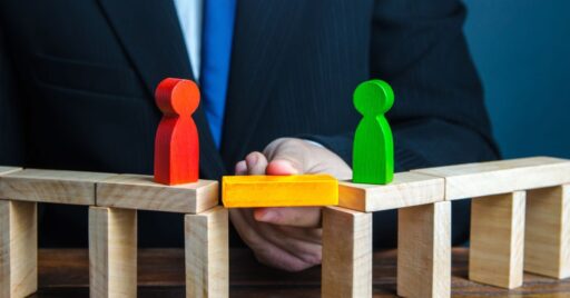 Persona uniendo figuras en puente de madera