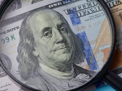 Billete de 100 dólares bajo lupa, detalle de Franklin.