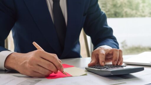 Hombre calculando finanzas en oficina
