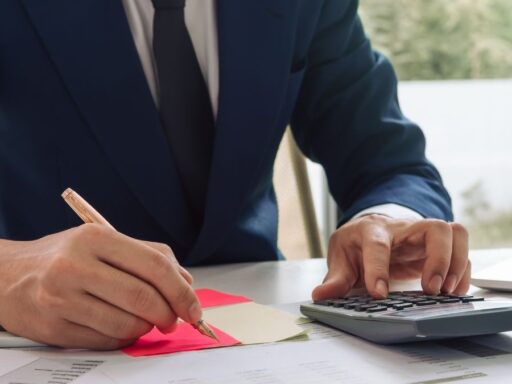 Hombre calculando finanzas en oficina