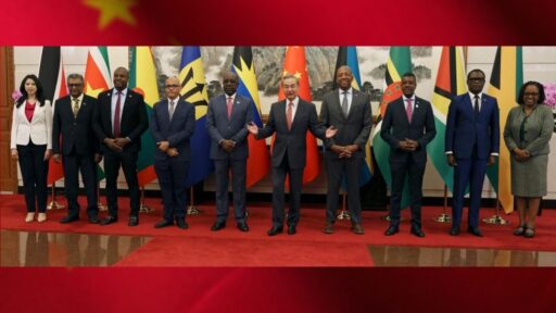 Líderes internacionales frente a banderas en evento formal