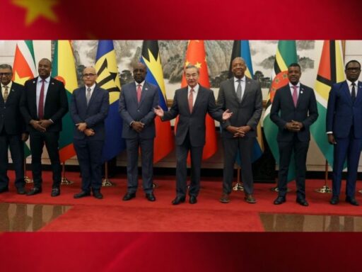 Líderes internacionales frente a banderas en evento formal