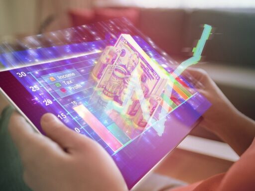 Persona usando tablet con gráficos holográficos financieros