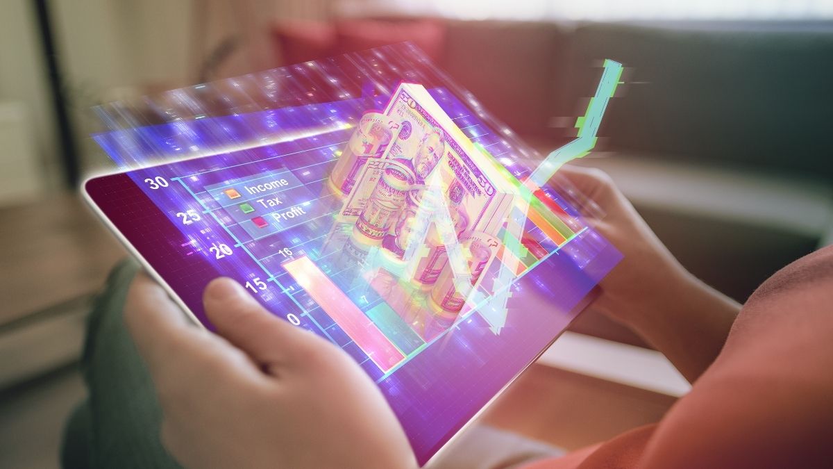 Persona usando tablet con gráficos holográficos financieros