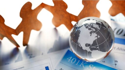 Globo terráqueo en gráfico financiero con engranajes