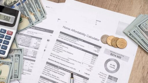 Calculadora de asequibilidad de vivienda con dinero y calculadora