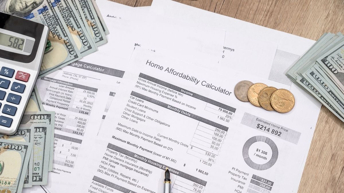 Calculadora de asequibilidad de vivienda con dinero y calculadora