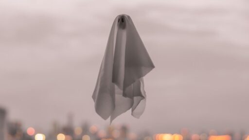 Fantasma de tela flotante, fondo urbano desenfocado