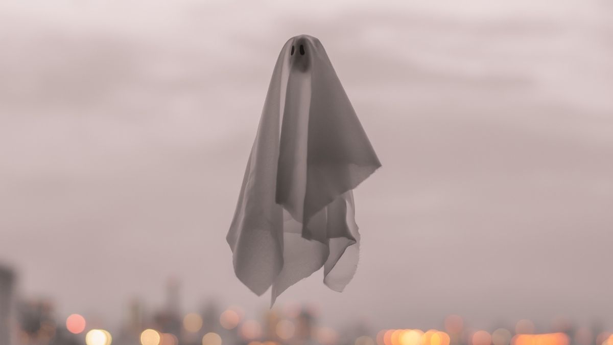 Fantasma de tela flotante, fondo urbano desenfocado