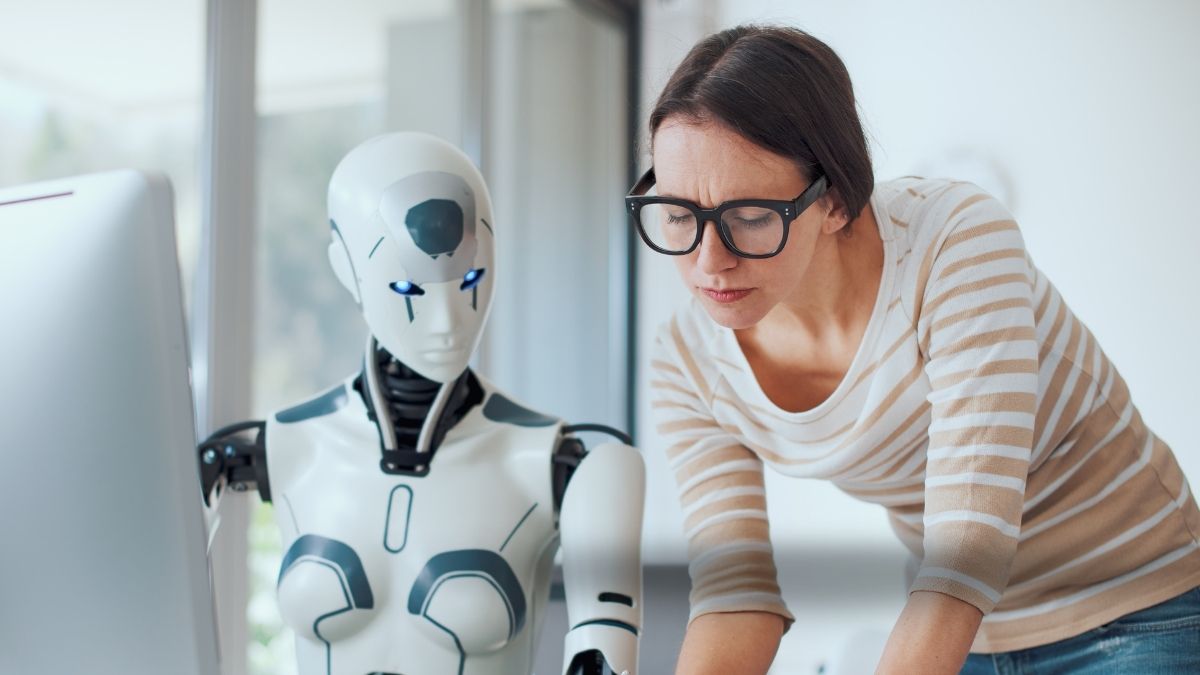 Mujer interactuando con robot avanzado en oficina