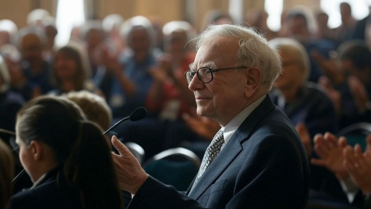 Hombre mayor aplaudiendo en conferencia