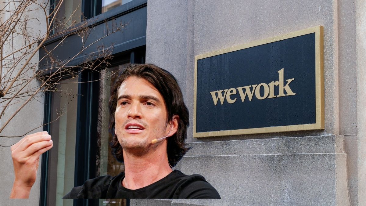 Hombre hablando frente a letrero de WeWork